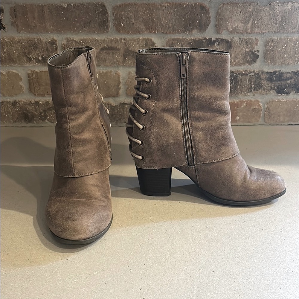 Fergalicious by Fergie Brown Heeled Boots with Vintage Finish Lace Back Y2K Sz 7